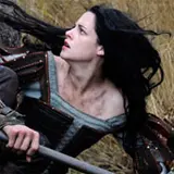 Kristen Stewart and Chris Hemsworth Battle Troll in Snow White Footage