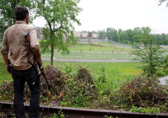 The Walking Dead Season 3 Premiere Images Find a Prison