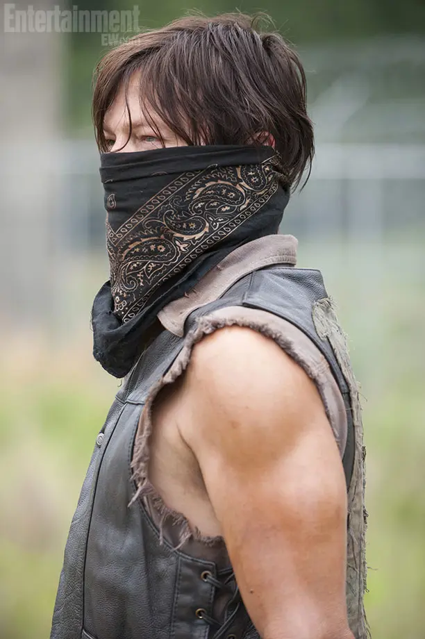 Daryl Dixon Covers Up in New The Walking Dead Season 4 Image