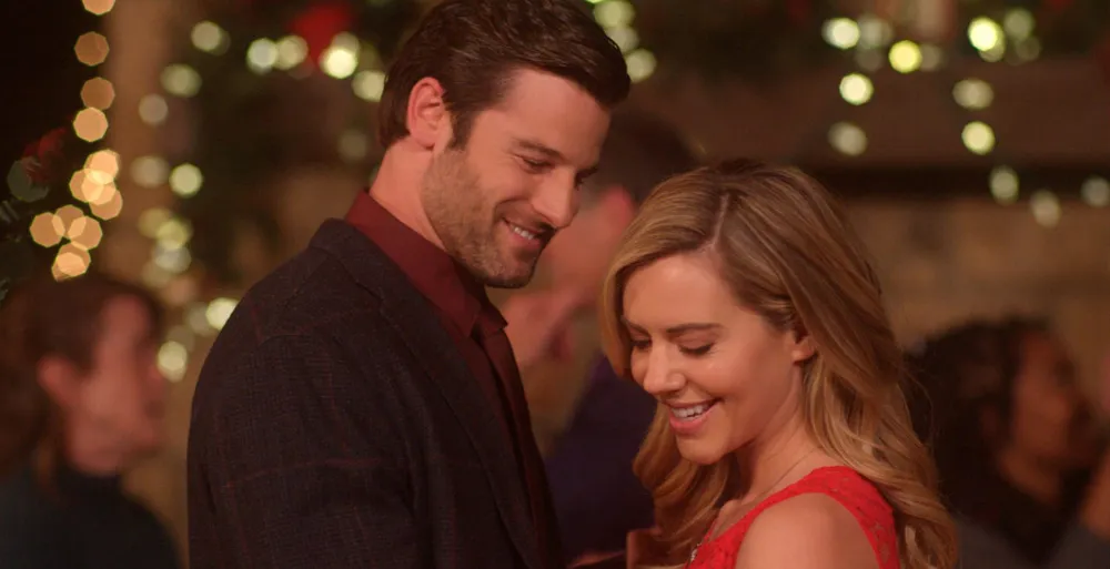 Watch Love at the Christmas Contest online